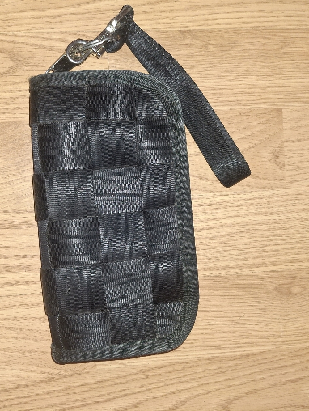Harveys Seatbelt Zippy Wallet Black Zip Around Wallet